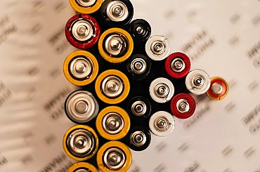 SolarEdge: Rekordní dodávky střídačů a stavba nové gigatovárny na baterie