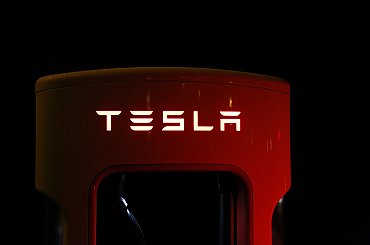 Tesla otevírá své nabíječky ostatním elektromobilům i v Česku. Dobijete si na ní škodovku, a ještě levně