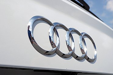 Audi z použitých plastových dílů vyrábí přezky pásů