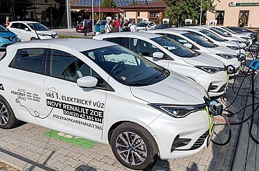 500 dobíjecích stanic ČEZ naráz odbaví 1000 e-aut. Posledních 100 stojanů vyrostlo rekordně rychle