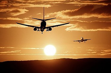 Více prostoru pro udržitelná paliva na letištích EU a mezi dodavateli, žádají poslanci