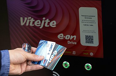 Nové možnosti dobíjení elektromobilu pro více než 25 000 řidičů. E.ON Drive přešlo na systém AMPECO