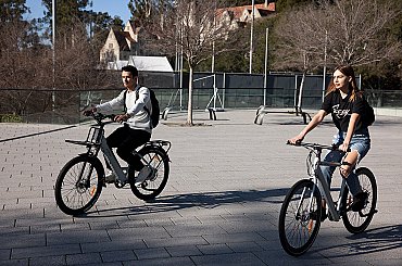 Změna pro byznys s elektrokoly: nová norma EU zpřísnila pravidla pro baterie a nabíjení. Univerzální konektor jako u mobilů nepřináší