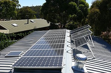 ČEPRO bere energii ze slunce. Solární panely od ČEZ ESCO ušetří ročně 230 tun emisí CO2