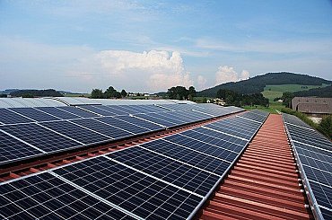 Potřebujeme víc solárů na panelových domech. Umožnit to mají nová energetická společenství