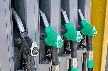 Nůžky mezi benzinem a naftou se rozevírají. Hranice 40 korun za litr padla, bude cena dál růst?
