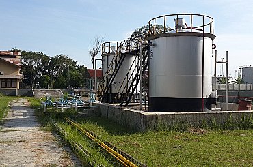Ceny ropy se po zprávě o růstu zásob v USA snižují, Brent je blízko 72,50 USD