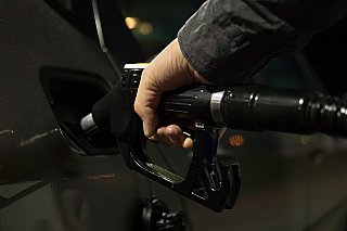 Světové rafinerie nestíhají. Ceny nafty rostou, hrozí i další vlna inflace